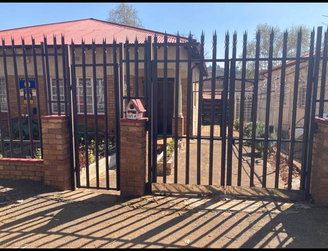 4 BEDROOM HOUSE FOR SALE IN BEZUIDENHOUT VALLEY